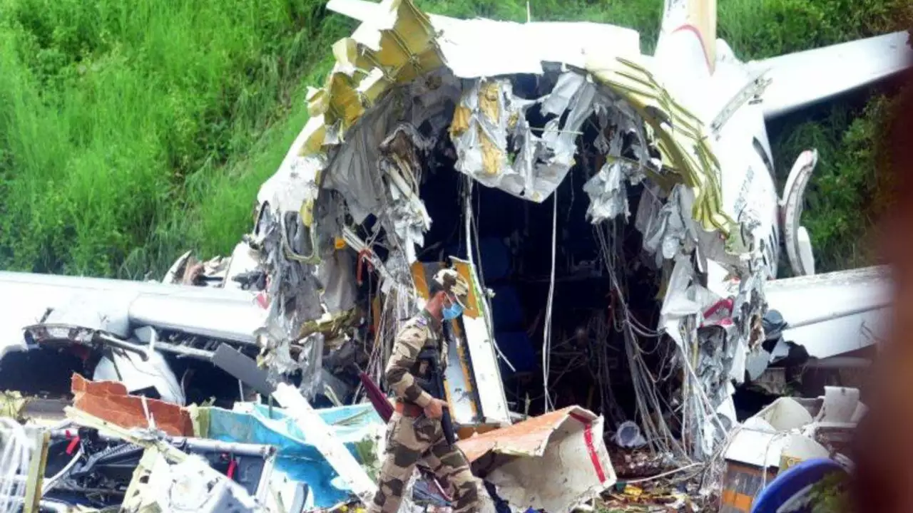 What caused the crash of the Air India airplane in Calicut today?
